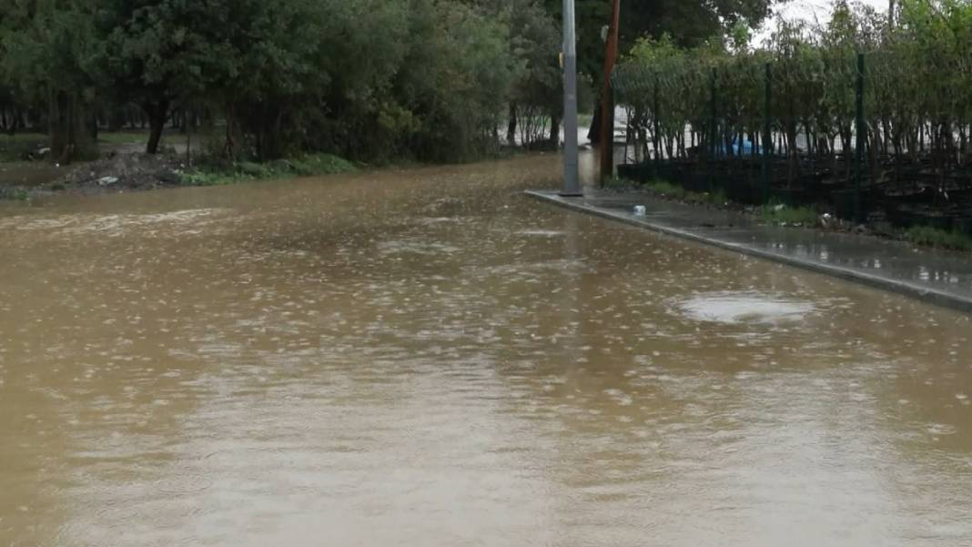 İstanbul'da sağanak sele dönüştü: İstinat duvarı çöktü, yollar göle döndü... 14